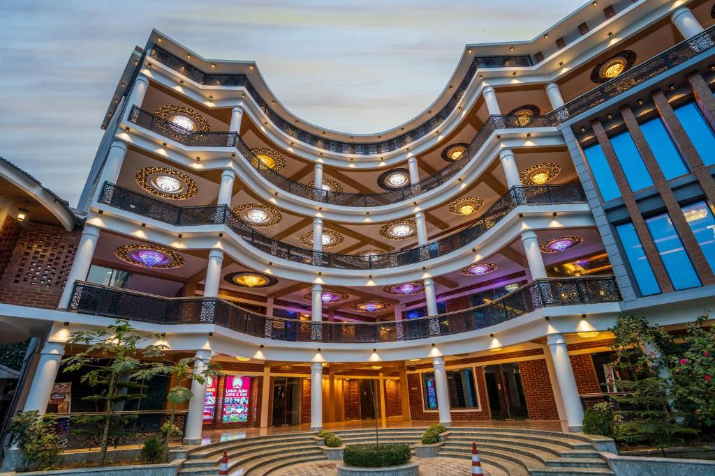 budynek z spiralnymi schodami przed nim w obiekcie Lemon Garden Resort & Spa w mieście Sreemangal