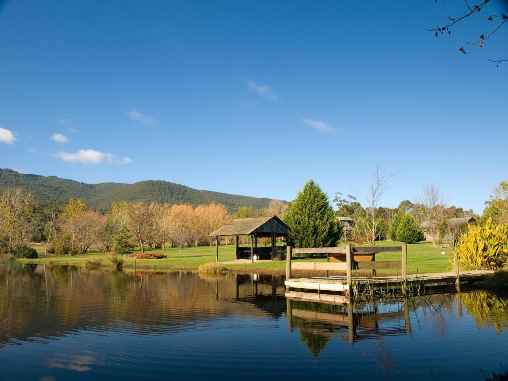 un gazebo accanto a un lago con un molo di Sanctuary Park Cottages a Healesville