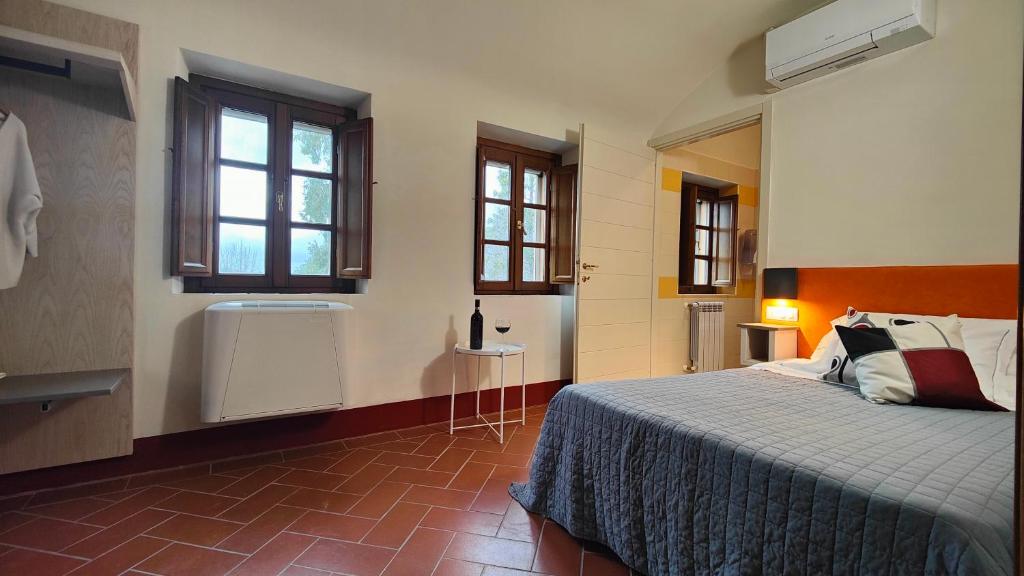 Postel nebo postele na pokoji v ubytování Chiostro Delle Monache Hostel Volterra