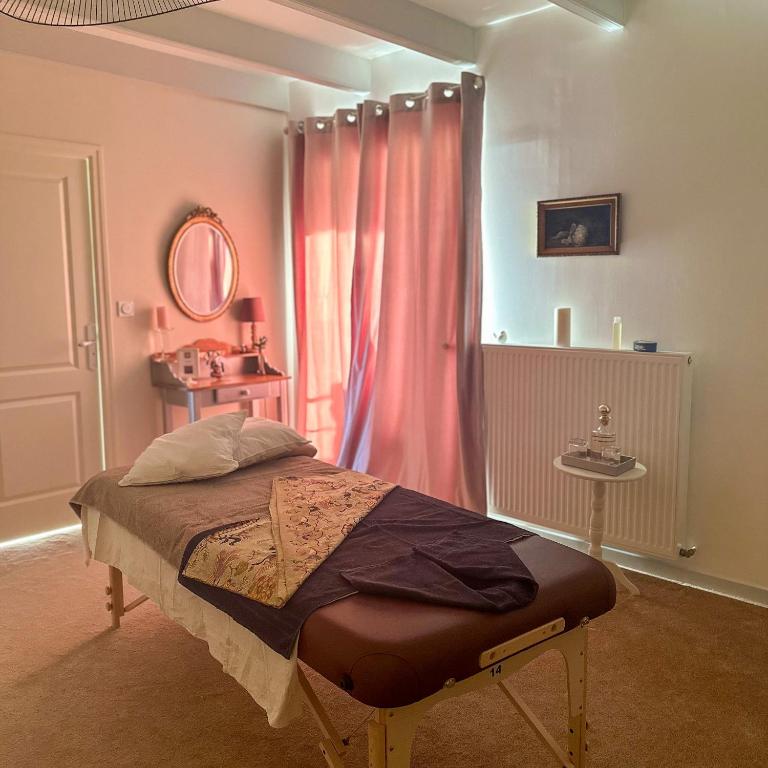 Postel nebo postele na pokoji v ubytování Demeure du Porzou, chambres d'hôtes de charme dans demeure d'exception, parc paysager, spa, massages, proche Paimpol, classé 4 épis