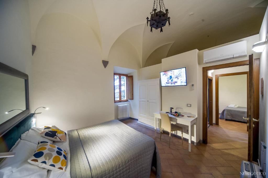 Postel nebo postele na pokoji v ubytování Chiostro Delle Monache Hostel Volterra