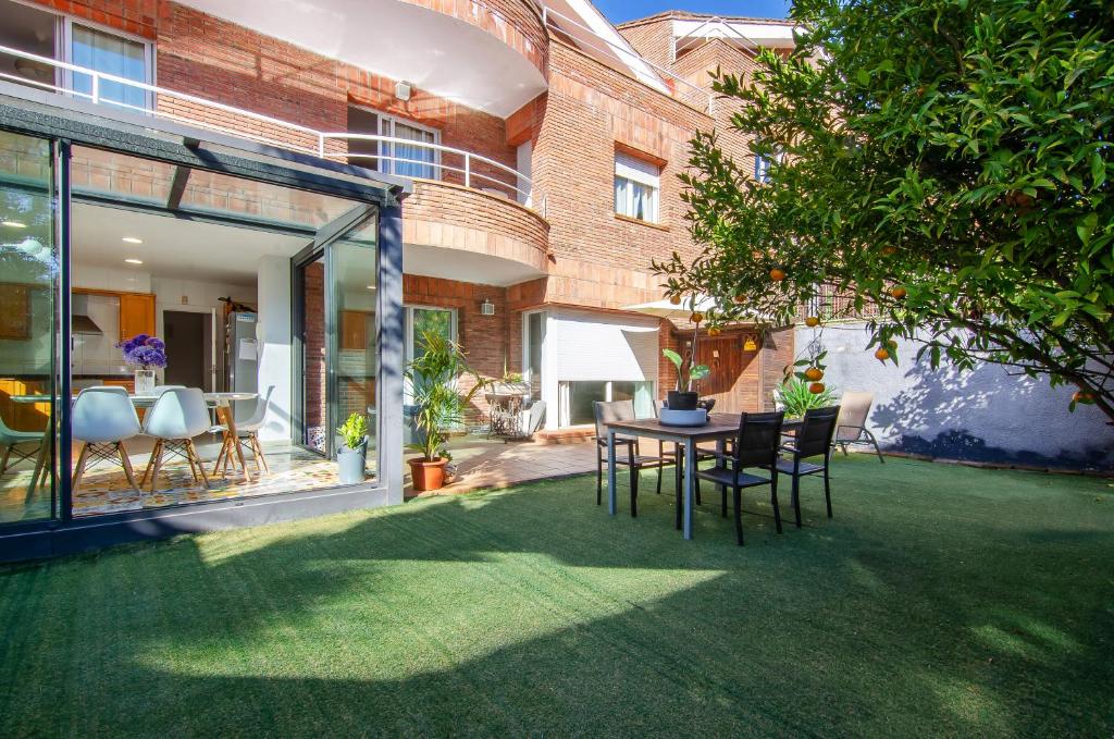 eine Terrasse mit einem Tisch und Stühlen im Hof in der Unterkunft CABOT in Sant Andreu de Llavaneres
