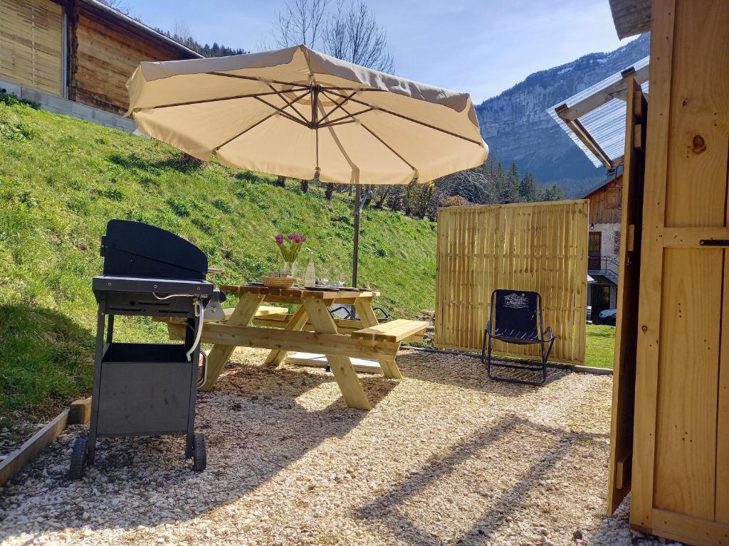 tavolo da picnic con ombrellone e griglia di les Seilles de Clovis a Entremont-le-Vieux