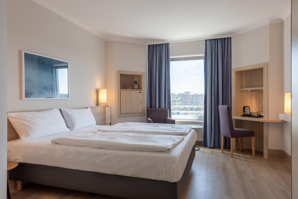 Postel nebo postele na pokoji v ubytování IntercityHotel Kiel
