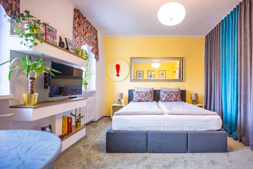 - une chambre avec un lit et un mur jaune dans l'établissement Apartament Domo, à Wrocław
