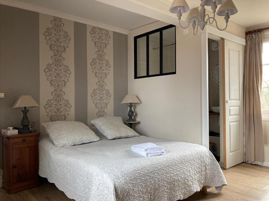 Postel nebo postele na pokoji v ubytování Les chambres d'hôtes Le Val d'Honfleur