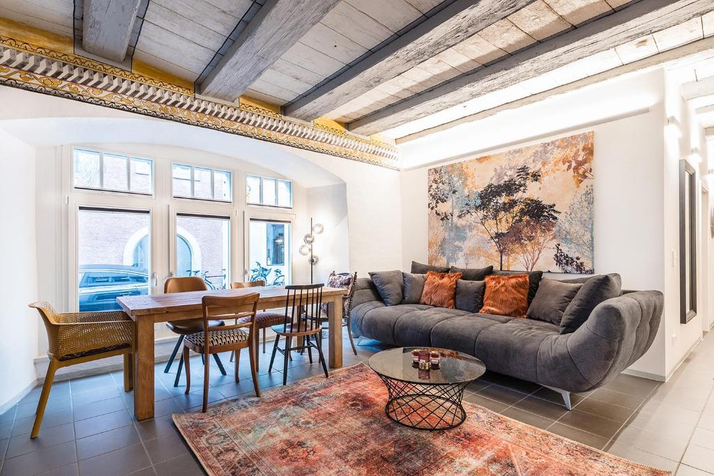 una sala de estar con un sofá y una mesa en Historika, en Constanza