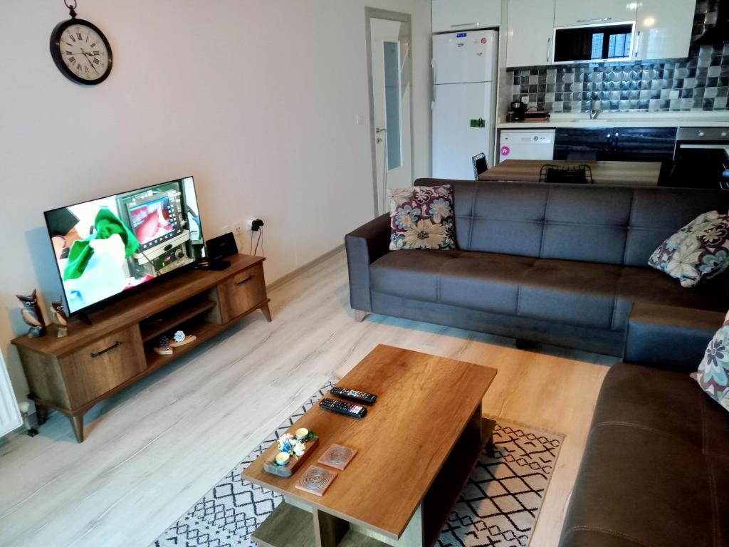 uma sala de estar com um sofá e uma mesa de centro em Eryaman, Wide Luxury Rezidance em Etimesut