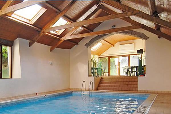 une grande piscine intérieure avec une piscine dans l'établissement Fern Cottage, Triscombe Farm Cottages, à Wheddon Cross
