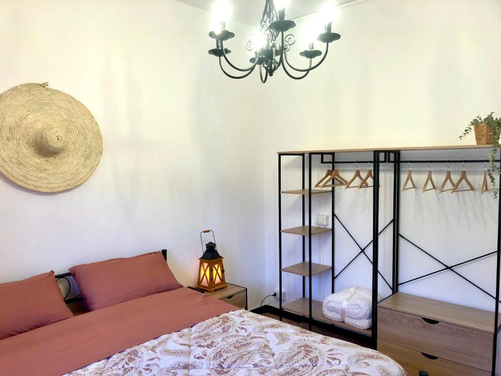 1 dormitorio con cama y lámpara de araña en Casa Marri, en Camogli