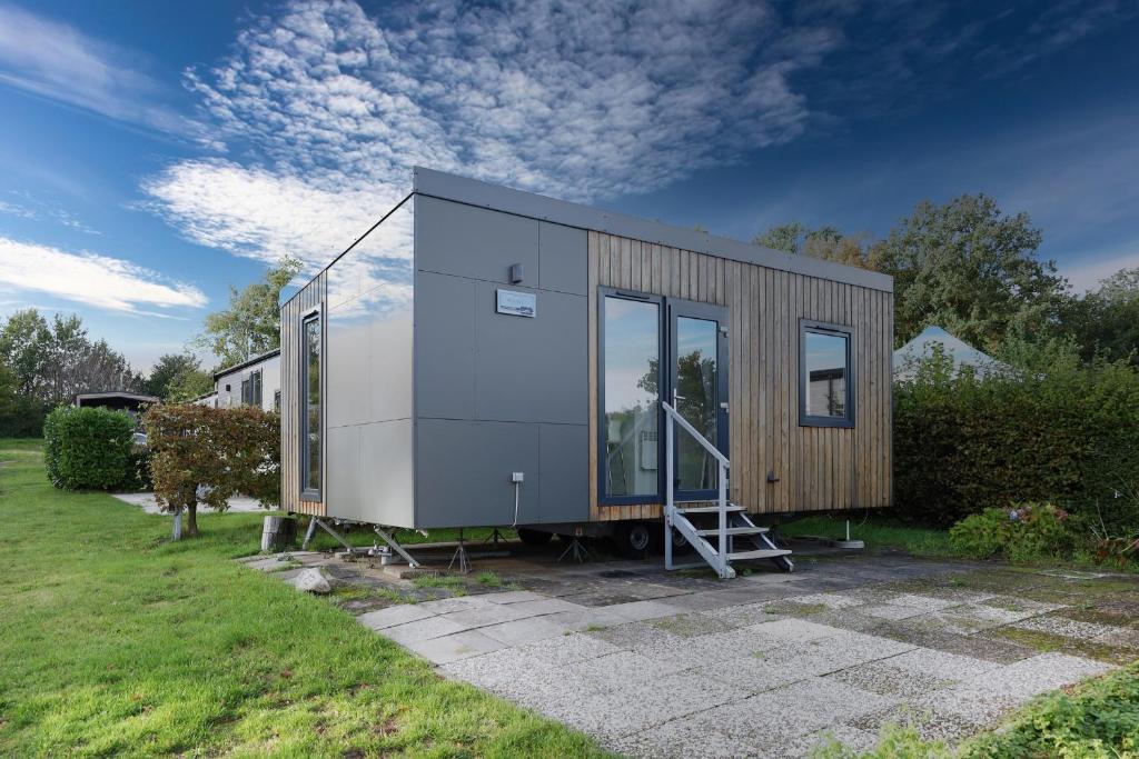 a tiny house is parked in a yard at Mobilheim ECO in Borgdorf-Seedorf