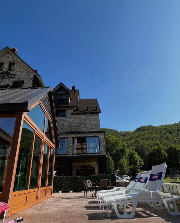 Nespecifikovaný výhled na hory nebo výhled na hory při pohledu z hotelu