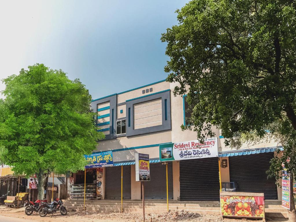 een gebouw aan de straatkant bij SPOT ON Sri Devi Residency in Jagannādhapuram
