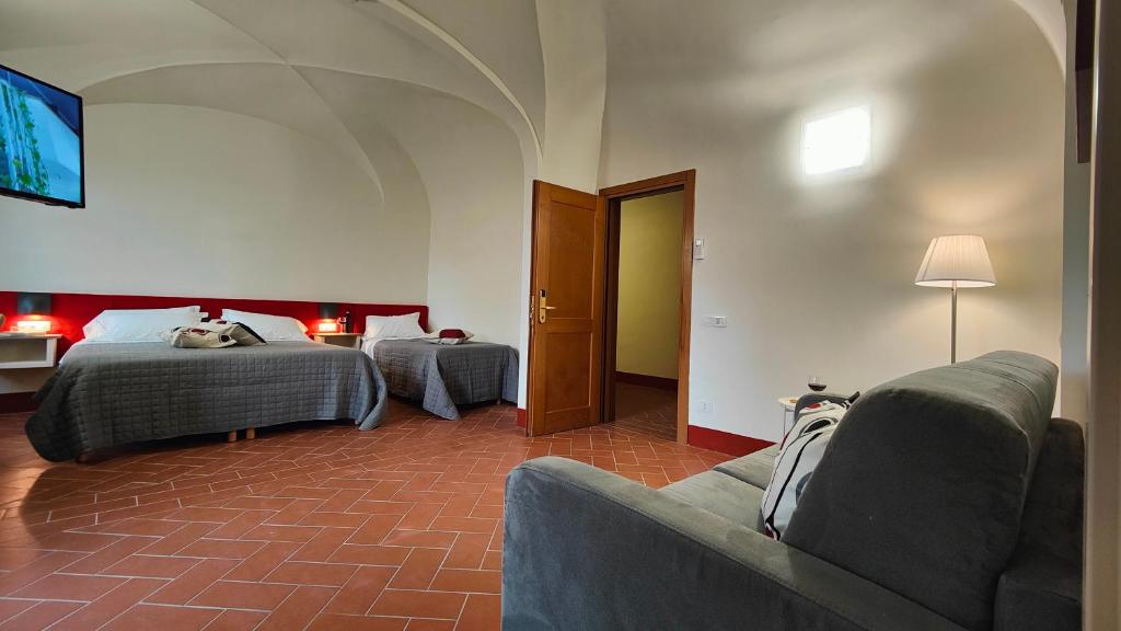 Postel nebo postele na pokoji v ubytování Chiostro Delle Monache Hostel Volterra