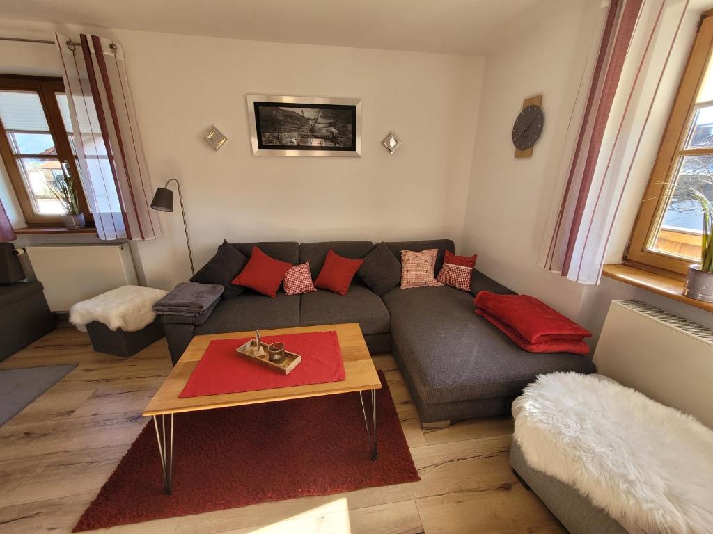 - un salon avec un canapé et une table dans l'établissement Ferienwohnung Vroni, à Kiefersfelden