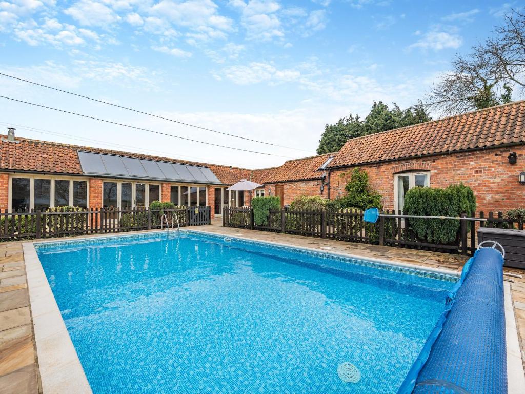 uma piscina no quintal de uma casa em Ings Barn em Thorpe Saint Peter