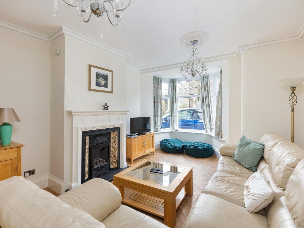 sala de estar con sofá y chimenea en Mulberry House en Lytham St Annes
