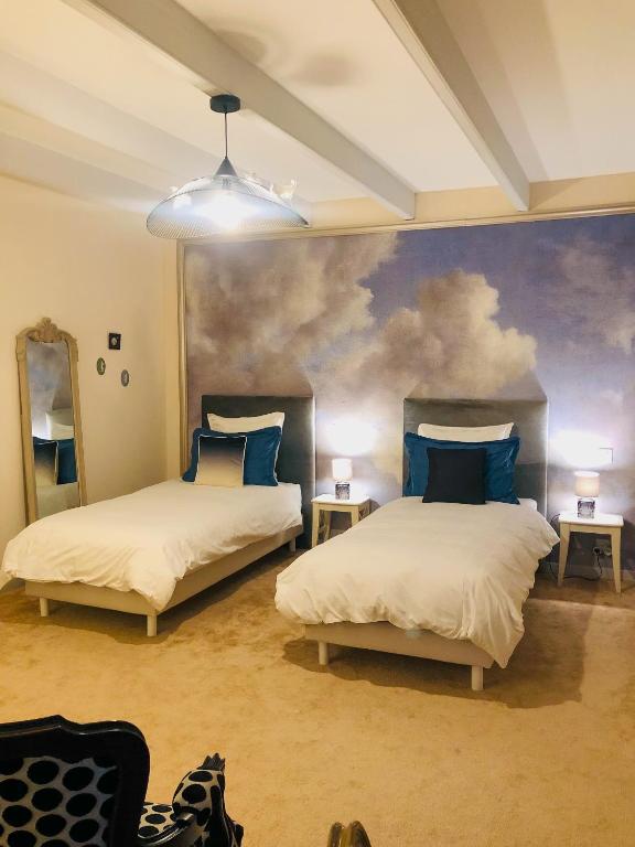Postel nebo postele na pokoji v ubytování Demeure du Porzou, chambres d'hôtes de charme dans demeure d'exception, parc paysager, spa, massages, proche Paimpol, classé 4 épis