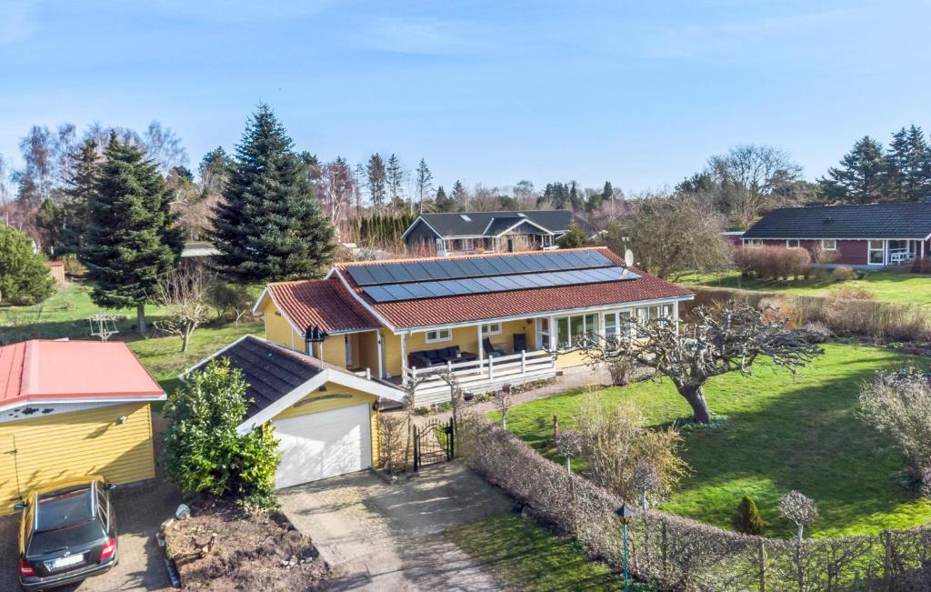 una vista aerea di una casa con pannelli solari di 3 Bedroom Beautiful Home In Vordingborg a Vordingborg