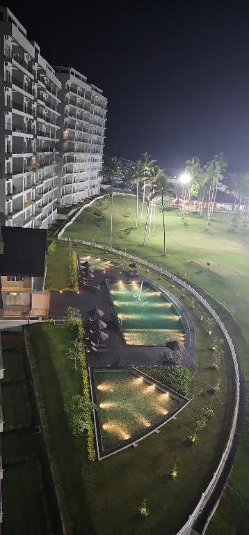 una vista aerea di un edificio di notte di Canterbury Golf Resort Apartments a Piliyandala
