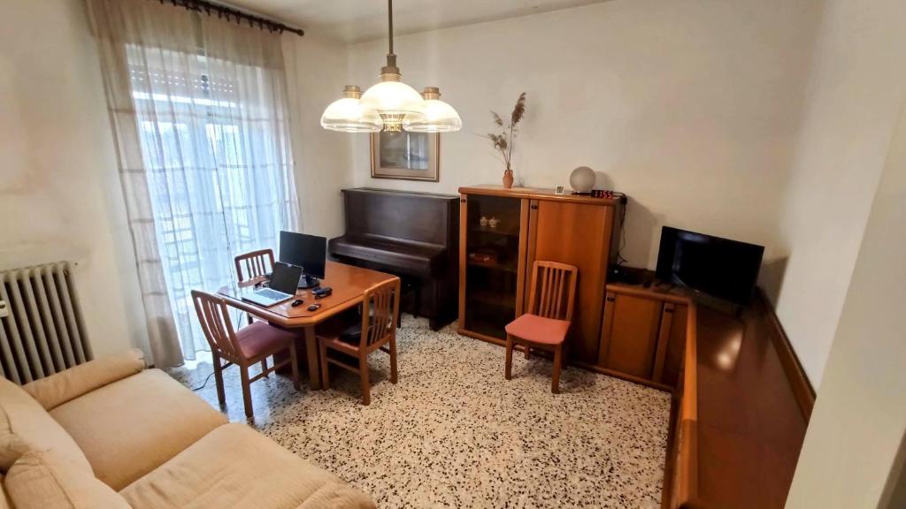 een woonkamer met een bank en een tafel met een bureau bij Casa Riverbero in Novara