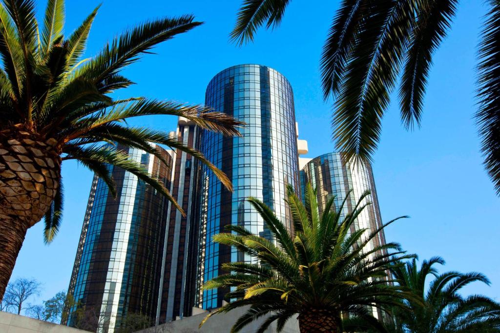 um edifício alto com palmeiras em frente em The Westin Bonaventure Hotel & Suites, Los Angeles em Los Angeles