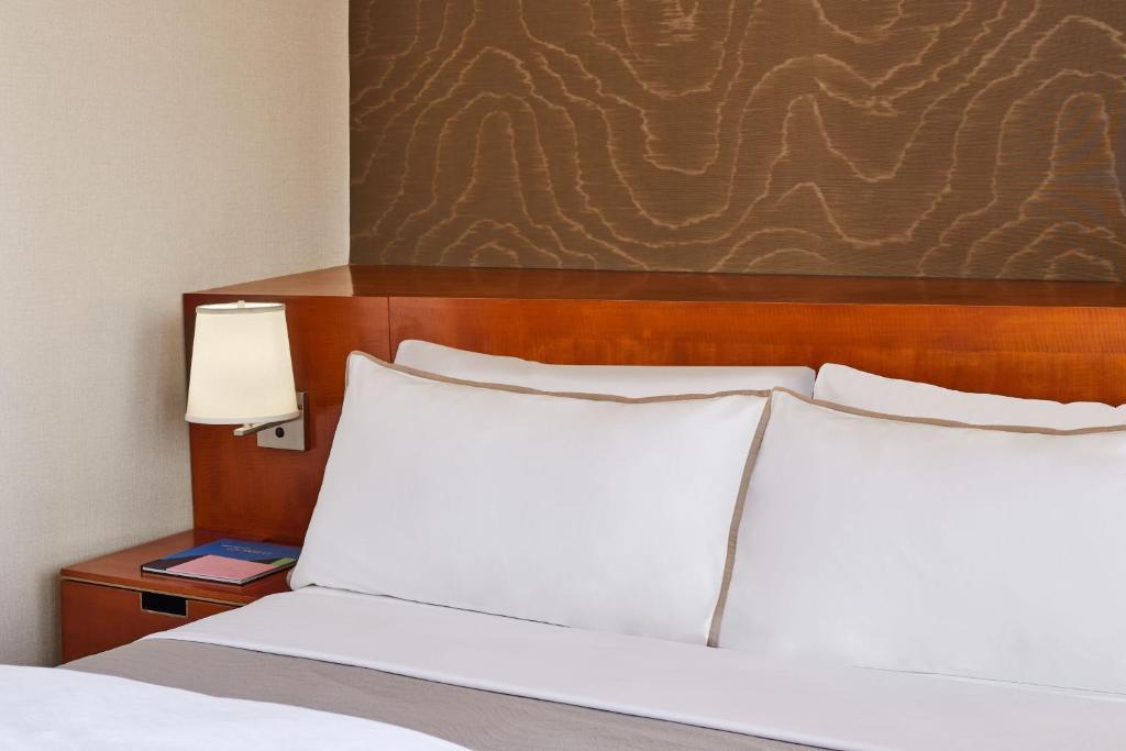 The Westin Bonaventure Hotel & Suites, Los Angeles - Guest Room, 1 King, City View