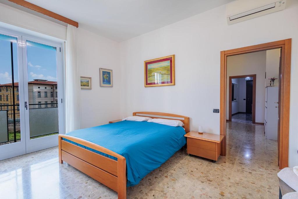 una camera da letto con un letto e una grande finestra di Cadelpiero Apt - near the University a Bergamo