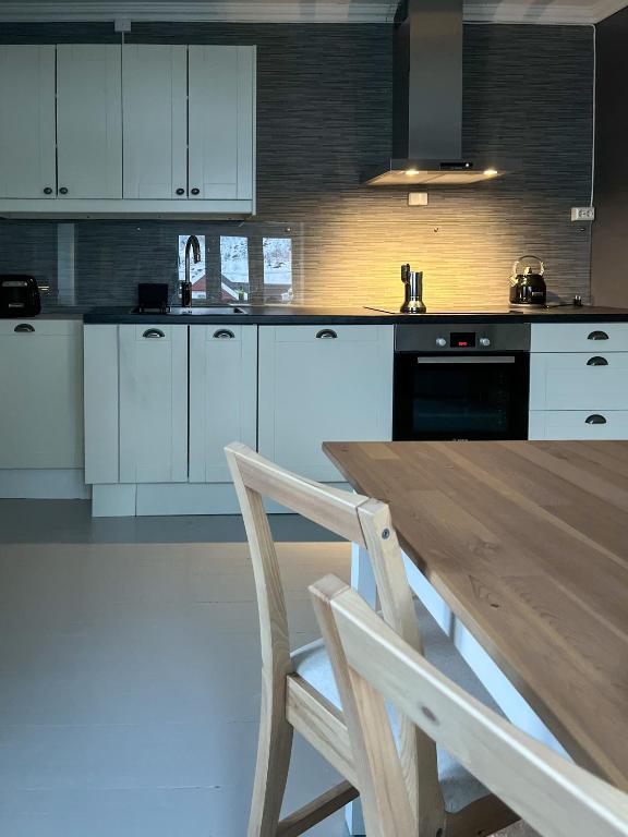 Кухня или мини-кухня в Husly Reine - your home with Reinebringen view
