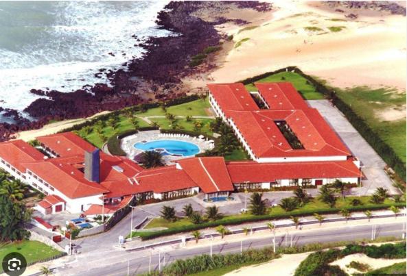uma vista aérea de um resort com piscina e oceano em Pontal do Atlântico Resort em Natal