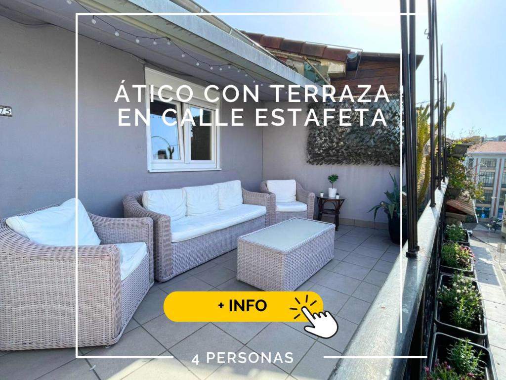 un patio con muebles de mimbre en el balcón en TOP APARTMENT con terraza en CalleEstafeta, en Pamplona