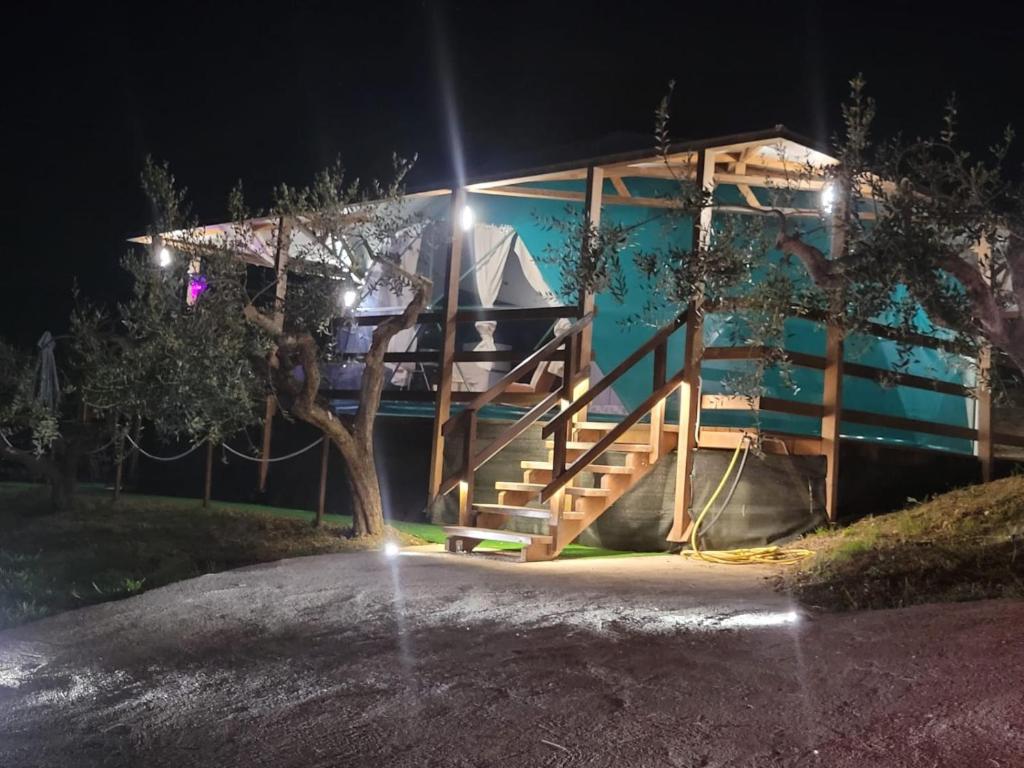 una casa con una escalera que conduce a ella por la noche en La Cupola dei Trabocchi, en Torino di Sangro