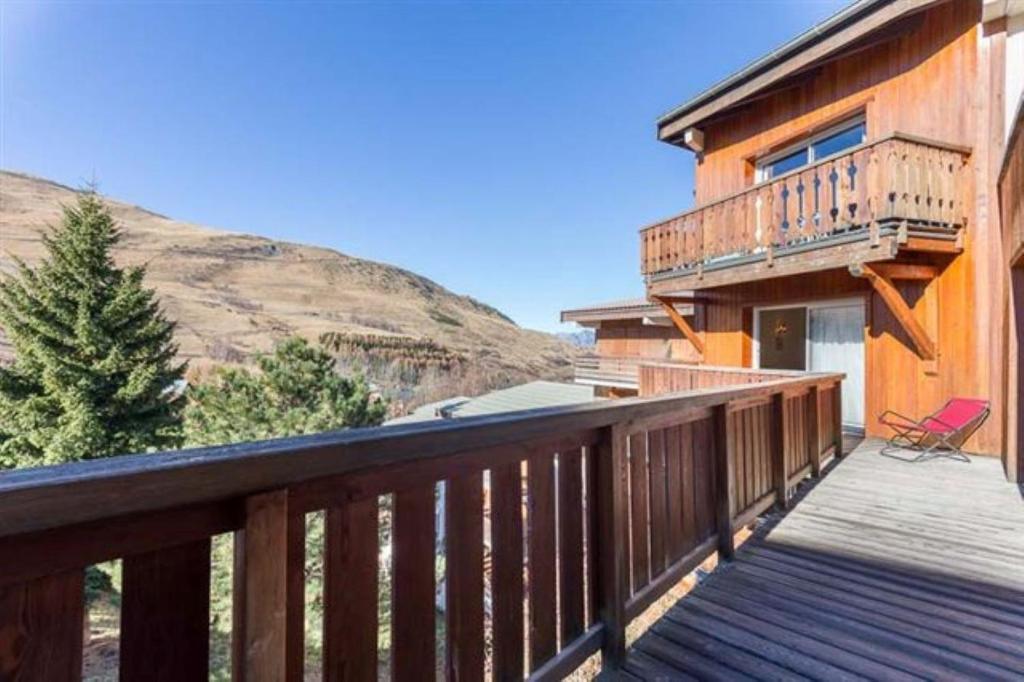 une terrasse d'une maison avec une chaise dans l'établissement Lautaret 5 - C5 - Appart spacieux vue - 10 pers, à Les Deux Alpes