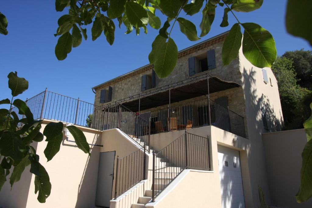 an exterior view of a building with stairs at maison 180 m² proche de Beaumes de Venise in La Roque-Alric