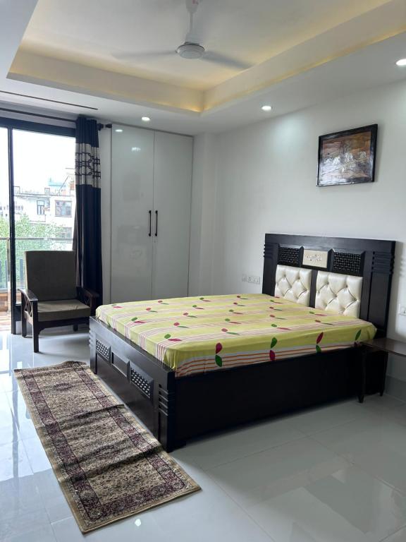1 dormitorio con 1 cama extragrande en Shiv dham, en Nueva Delhi