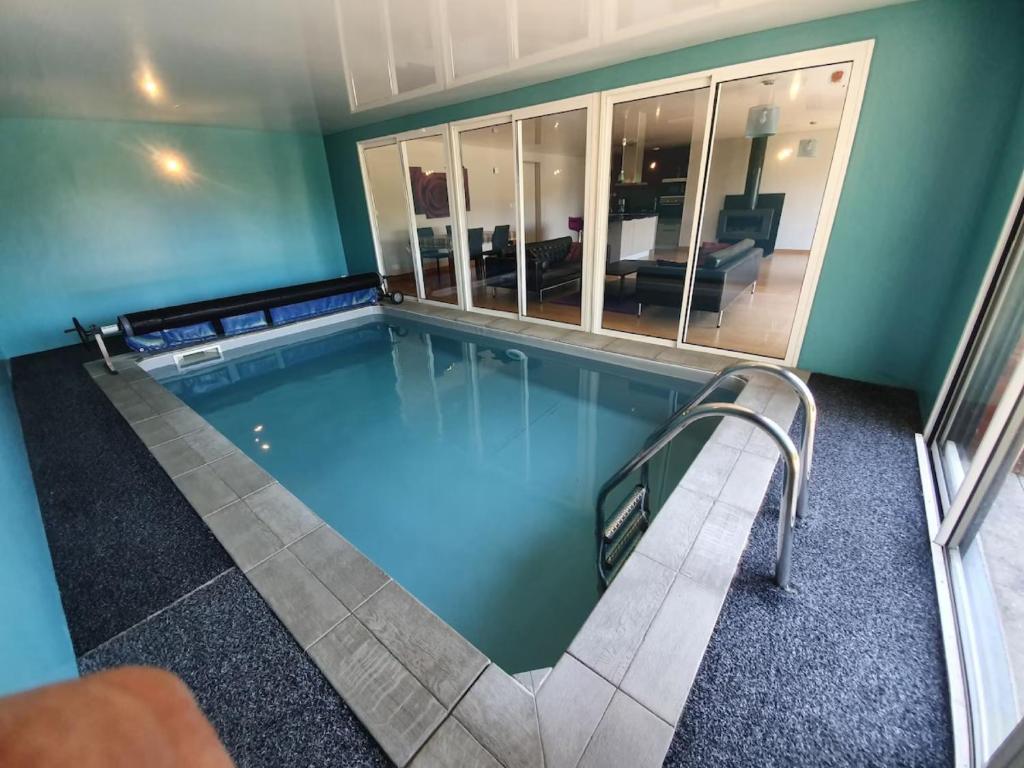 une grande piscine dans un immeuble dans l'établissement Villa Rosalie, à Plésidy