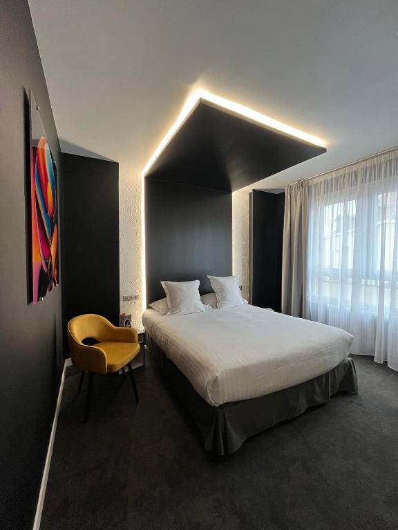 Postel nebo postele na pokoji v ubytování LOGIS Hôtel Borel