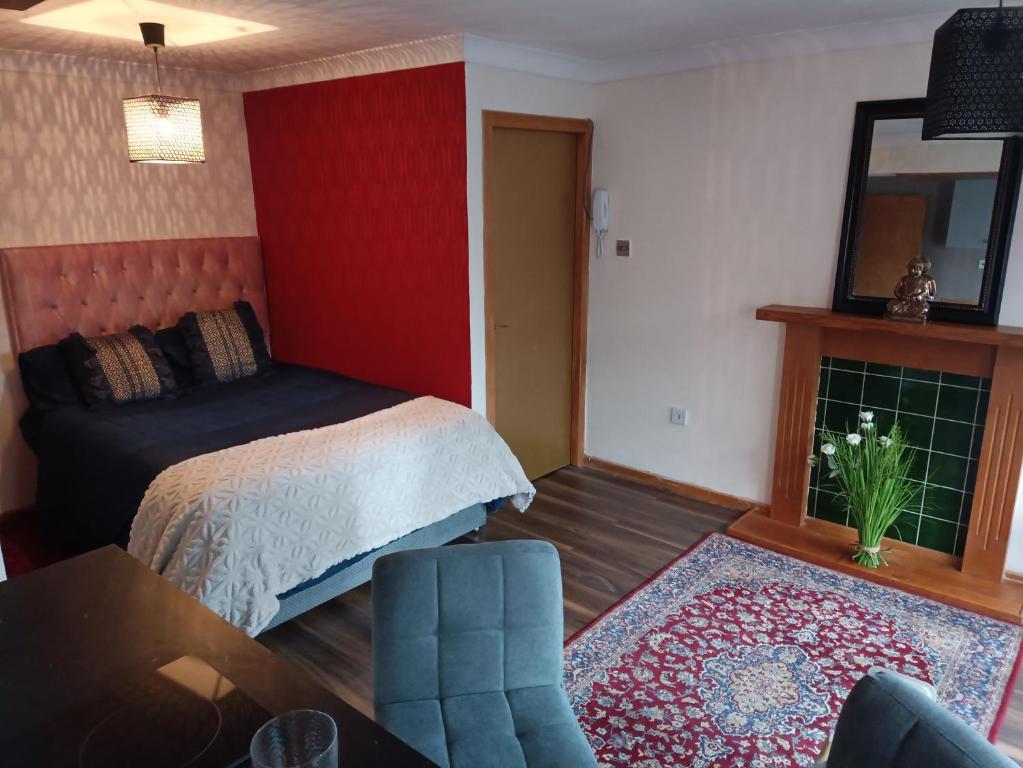 - une chambre avec un lit, une table et un canapé dans l'établissement Open space studio in Shawlands, à Glasgow