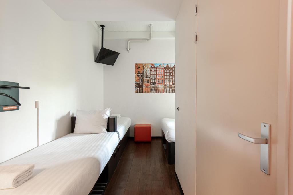 easyHotel Amsterdam City Centre South - Resim 41