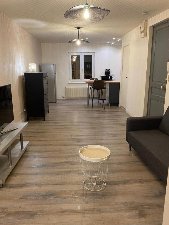 un salon avec un canapé et une table dans l'établissement Appartement F2 meublé, à Dunkerque