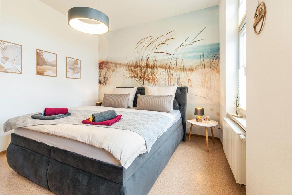 una camera da letto con un letto grande con due cuscini sopra di Apartment - Zentral - Modern - Balkon - Küche a Mühlhausen