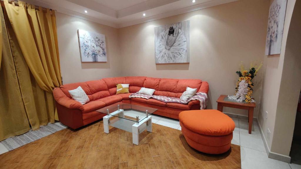 Posezení v ubytování Serene Haven Apartment with Three spacious bedrooms