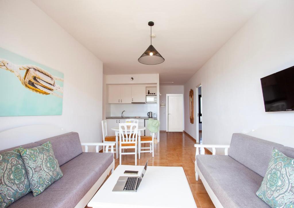 Televízia a/alebo spoločenská miestnosť v ubytovaní BJ Playamar Hotel & Apartamentos
