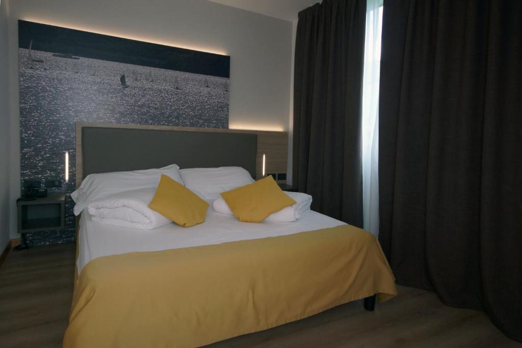 Postel nebo postele na pokoji v ubytování Ambassador Suite Hotel