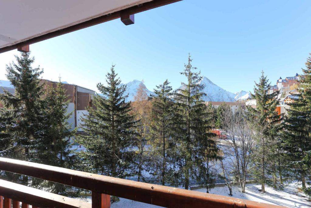 - un balcon avec vue sur les arbres et la neige dans l'établissement Tyrol - 65 - Studio centre - 4 pers, à Les Deux Alpes