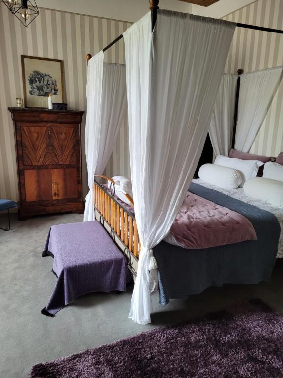 Postel nebo postele na pokoji v ubytování Manoir De Keringant