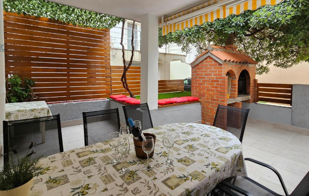 stół i krzesła na balkonie ze stołem i ptasiej rezydencji w obiekcie 3 Bedroom Beautiful Home In Novalja w Novalji