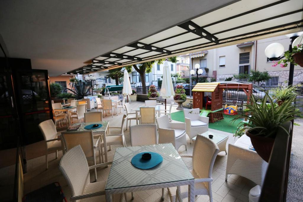 un patio con mesa, sillas, mesa y silla en villa Anny, en Rímini