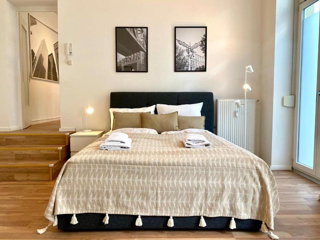 una camera da letto con un grande letto con due asciugamani di Luxuswohnung mit Kinozimmer im Herzen Berlins BY HOMELY a Berlino