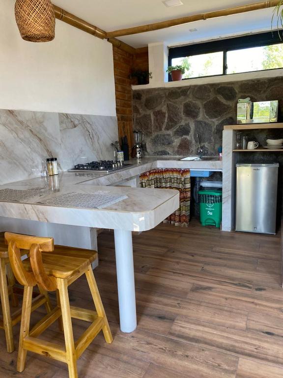 Kuchyň nebo kuchyňský kout v ubytování Watzara Wasi Apart Hotel Vacacional en Cotacachi